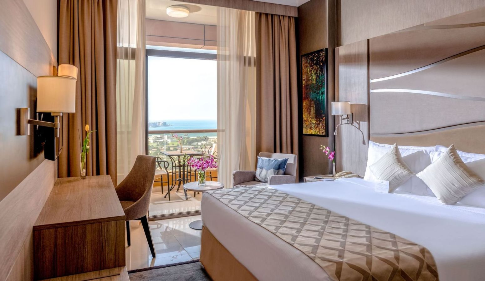 Two Seasons Hotel & Apartments semana santa dubai 2026 monoparental